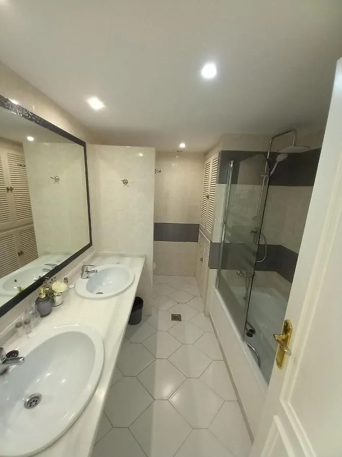 Miraflores Beachfront Penthouse Sitio de Calahonda 0*,  Spanje